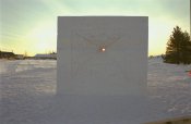 KOSTKA - setkání, 2005, sníh, cca 250x250cm, Finsko- Jämijärve